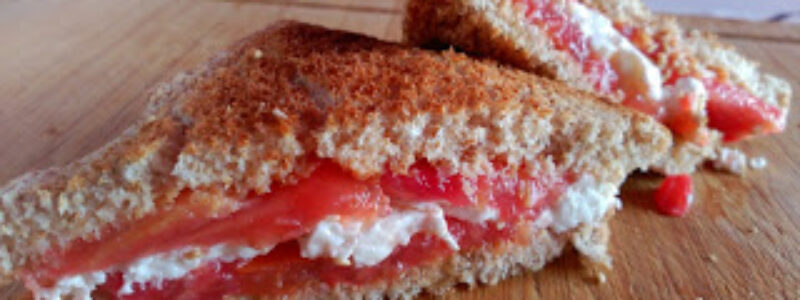 Sandwich de tomate, queso fresco y semillas de sésamo