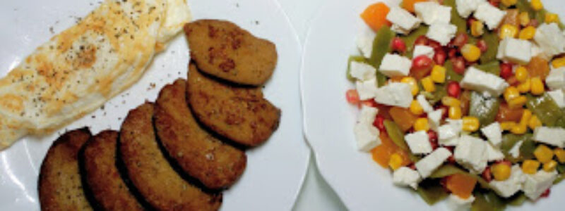 Seitán a la plancha, tortilla de claras y ensalada de vainas