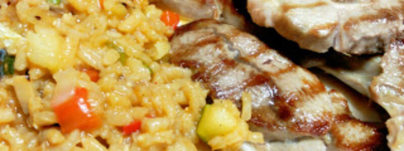 Chuletas de pavo y arroz con verduras