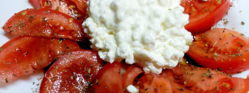 Ensalada de tomate con requesón y orégano