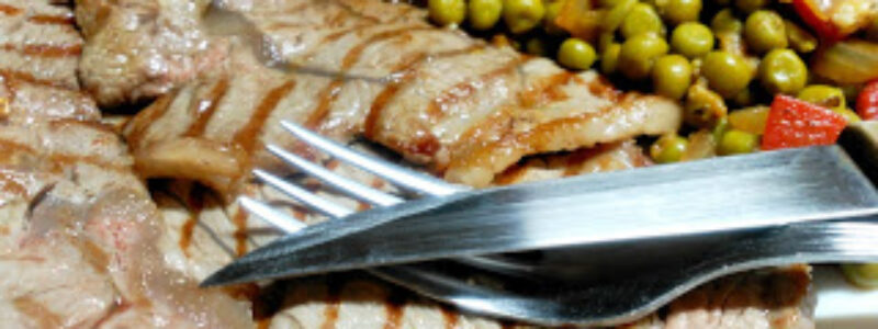 Filetes de ternera con guisantes