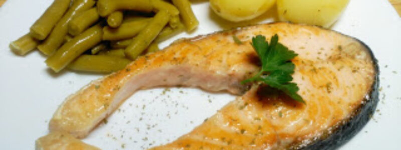 Salmón a la plancha con patatitas y judías verdes