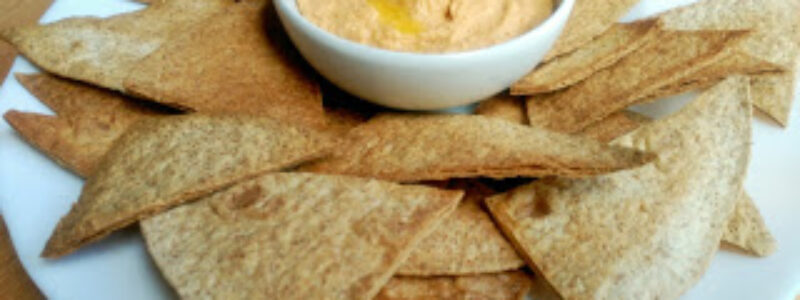 Hummus con doritos caseros