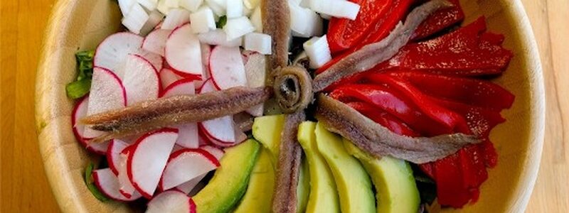 Ensalada de anchoas, aguacate y pimientos