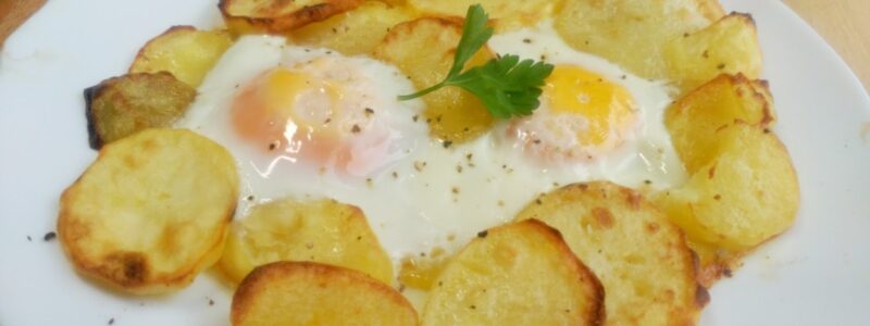 Huevos con patatas al horno